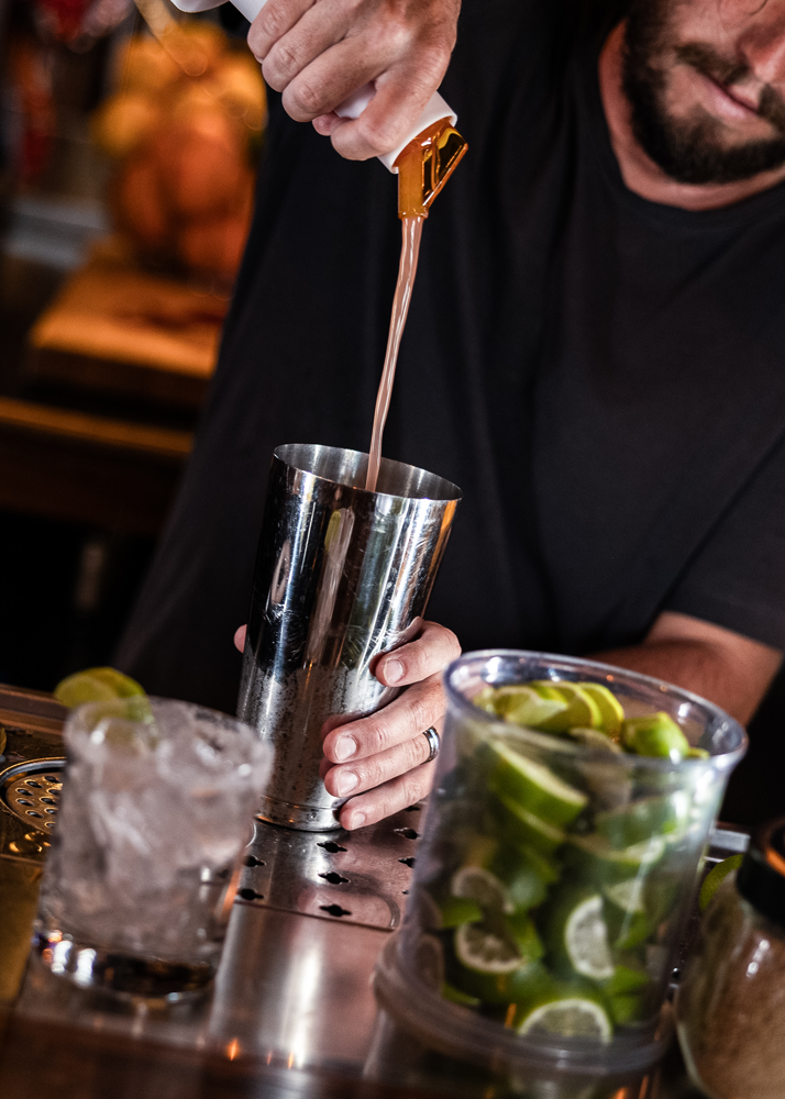 Bar-tender-making-cocktail